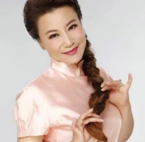 2004年，45岁王为念净身出户，与小香玉离婚。没多久，小香玉带着王为念的家产，