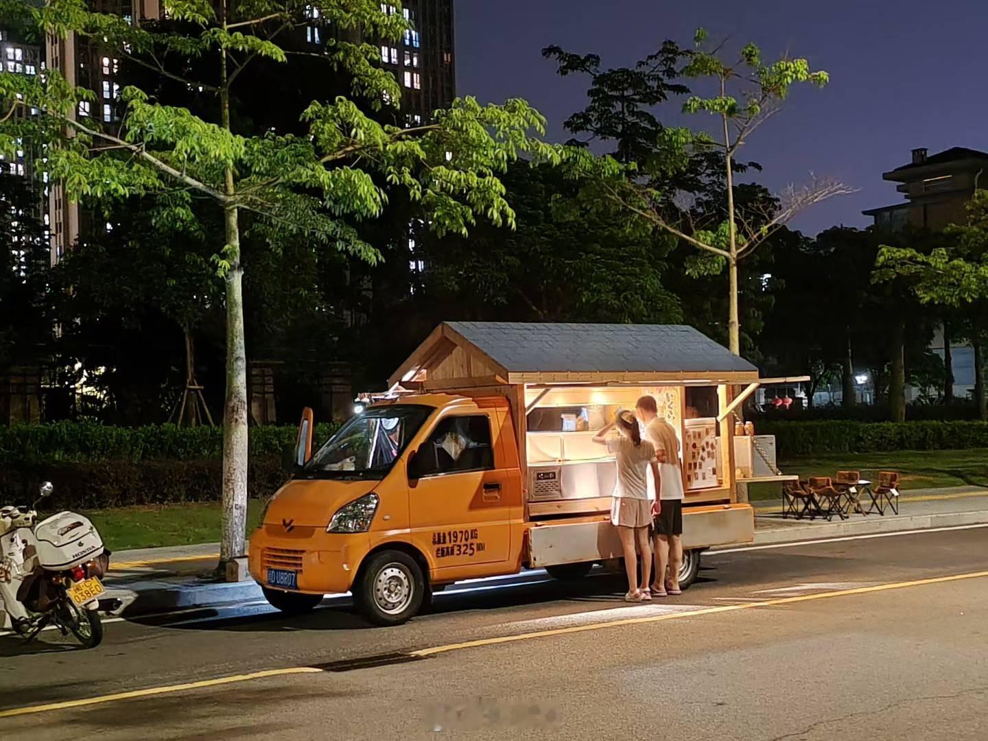 荣光小卡还的烧鸟摊，红标五菱基因就是正啊​​​