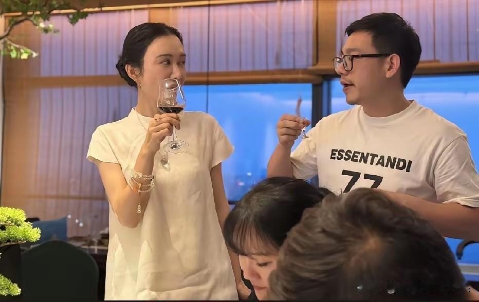 老天呐，张纪中是怎么放心她去参加同学聚会的！[捂脸哭][捂脸哭][捂脸哭]