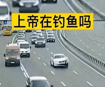 谁知道，这种现象是怎么发生的？司机干了什么，让正常行驶的轿车，前车盖子突