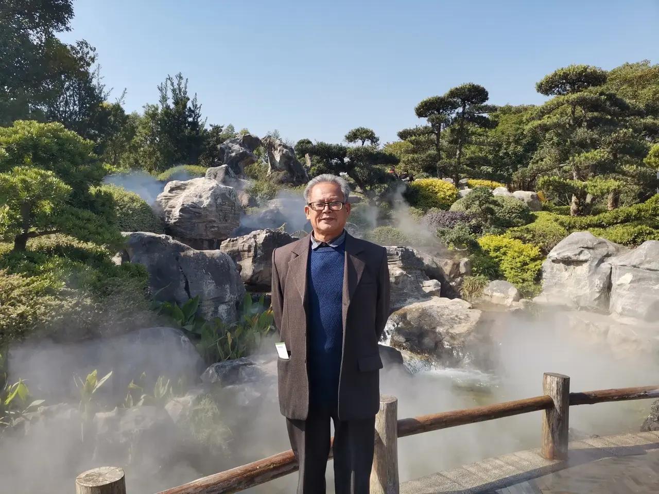 上联：笛韵飘穿千树翠，下联：莺声啼破万山红。正是一年风