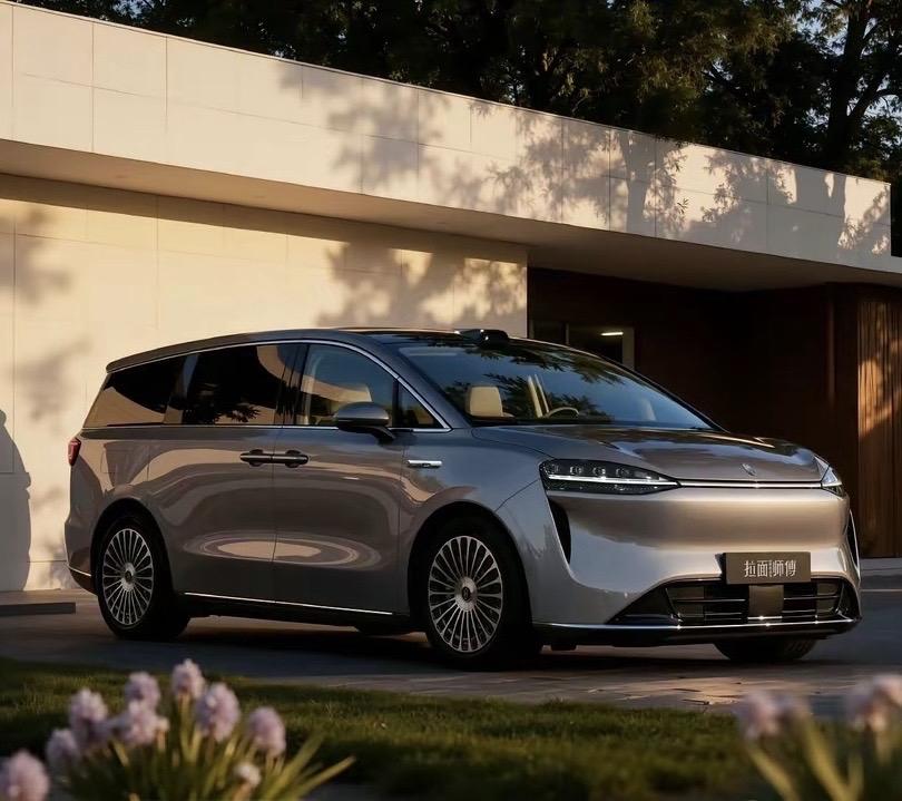 没有大银脸和大嘴巴就不能做豪华MPV了吗。华为说不。也奇怪，那么多车厂喜欢摸