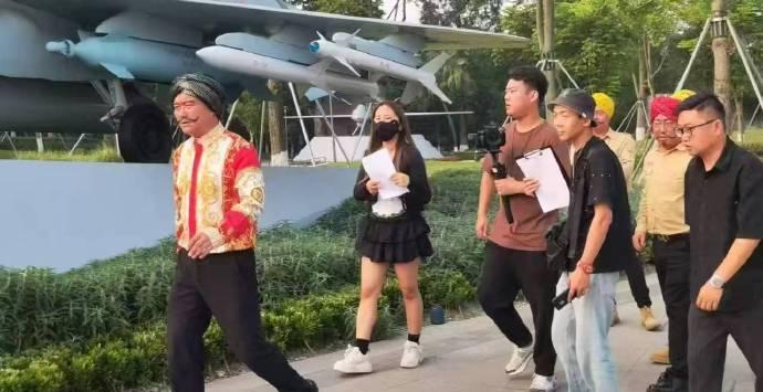 豪哥哥团队整活整出了新高度，这次跑到了成都的成飞公园去拍短视频了，一行人穿的还是