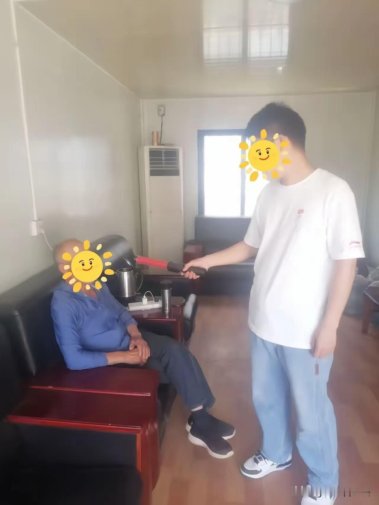 “禁酒令”先拿村干部开刀？据报道，星期一上午，镇上工作人员手拿测酒棒，前往各村委
