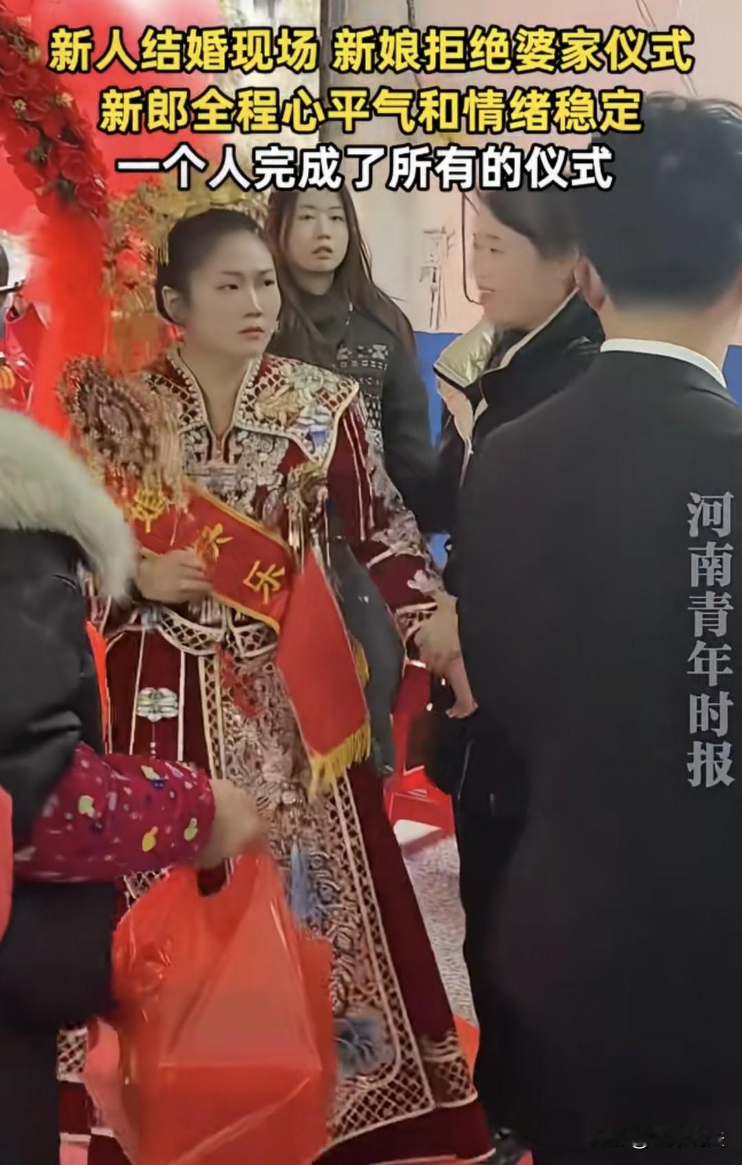 “太不给面子！”贵州，新郎、新娘结婚当天，新娘冷着脸抗拒配合婆家的仪式，长辈拉着
