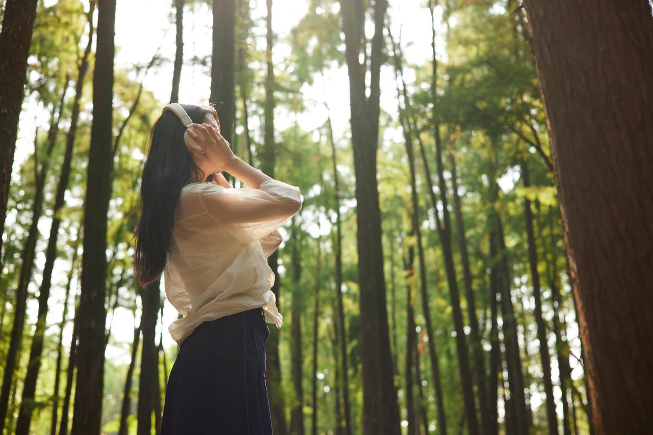 周末去了郊外，那才叫真正地欣赏大自然的美，倾听大自然的宁静。走进山林，满眼是翠绿