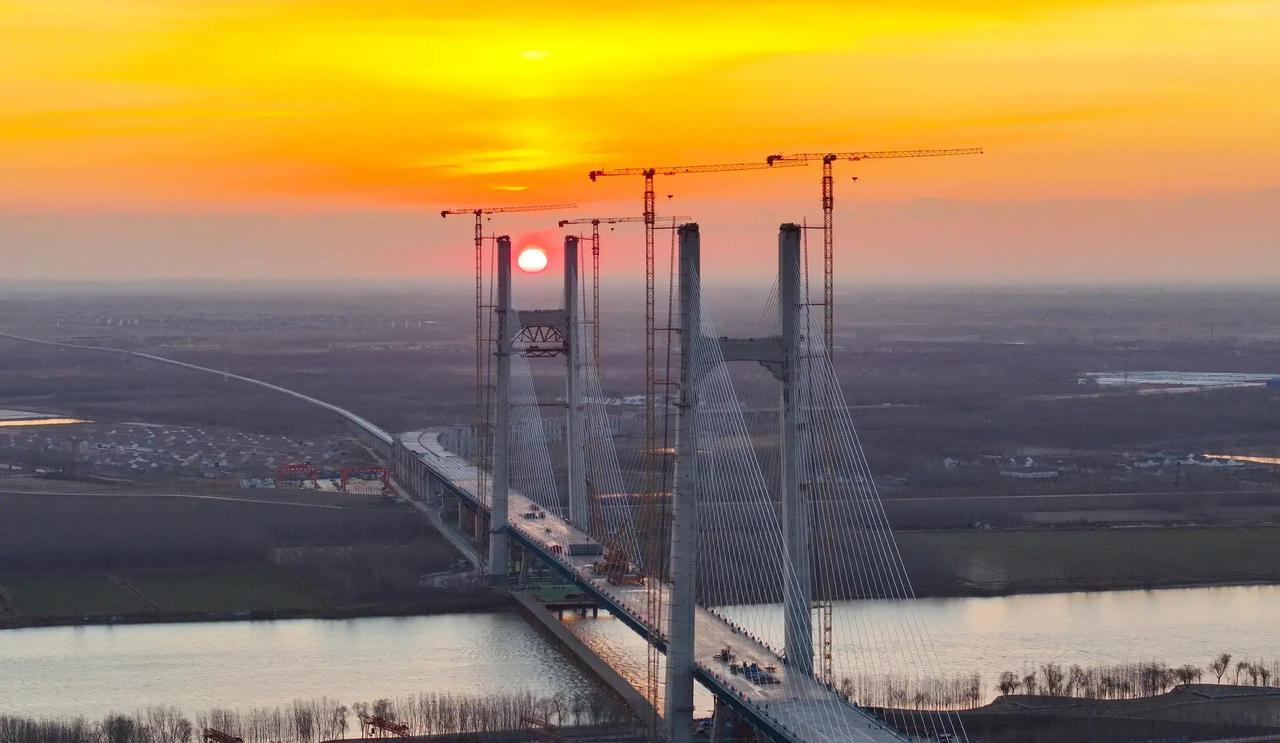 年底了，山东东营这边传来个大喜讯：津潍高铁的关键大桥——东营黄河公铁大桥，终于在