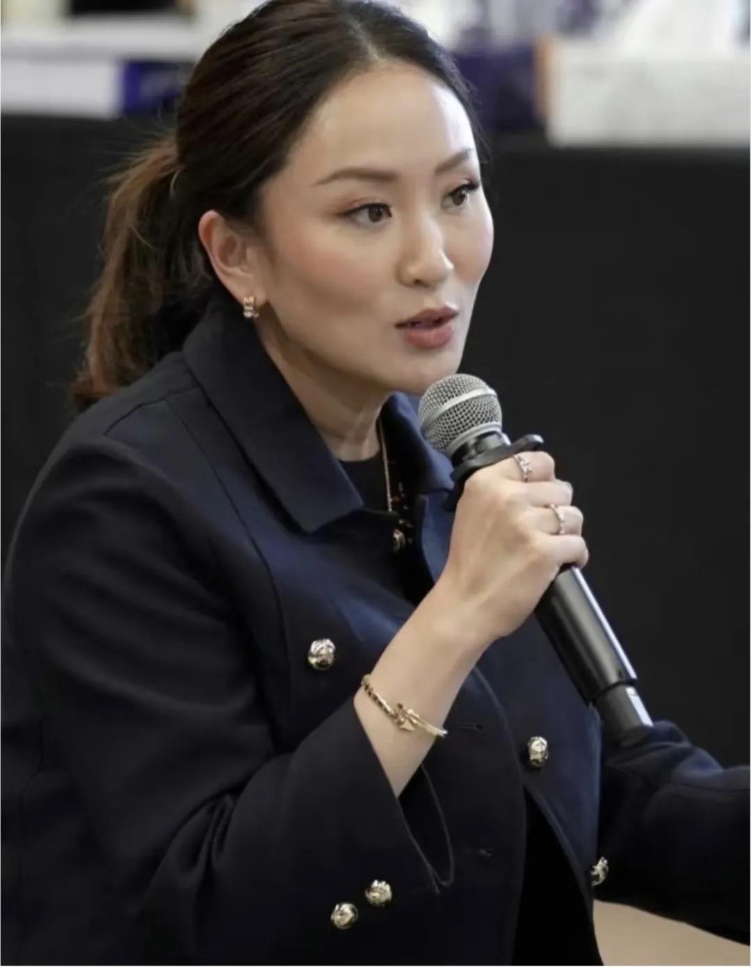 不是双胞胎，胜似双胞胎：佩通坦和姐姐萍通坦长得也忒像，尤其侧颜根本分辨不出哪个是