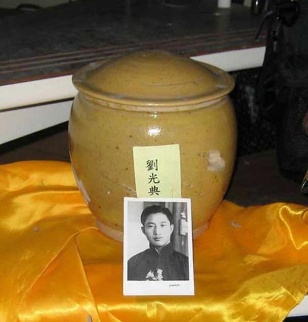 1950年，蔡孝乾叛变后，国民党便在全岛抓人，刘光典侥幸逃脱四年之久，期间他“匿