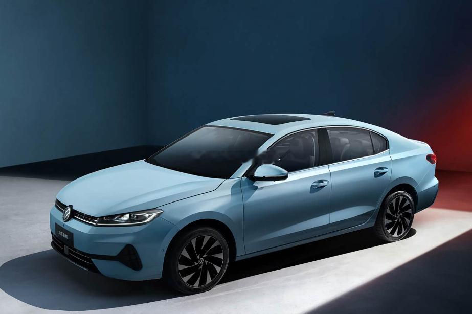 速腾S，这车有点意思，轴距只有2688，没有L版速腾的轴距长，而且还放弃了伸缩式