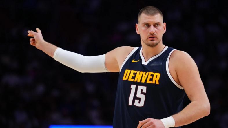 掘金队球星尼古拉·约基奇左膝受伤，半场提前离场。丹佛掘金队球星尼古拉·约基奇又打