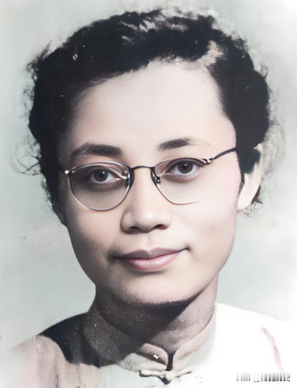 1950年，潜伏在台湾的女地下党，面对敌人的抓捕，她只是走向阳台取下旗袍，而这身