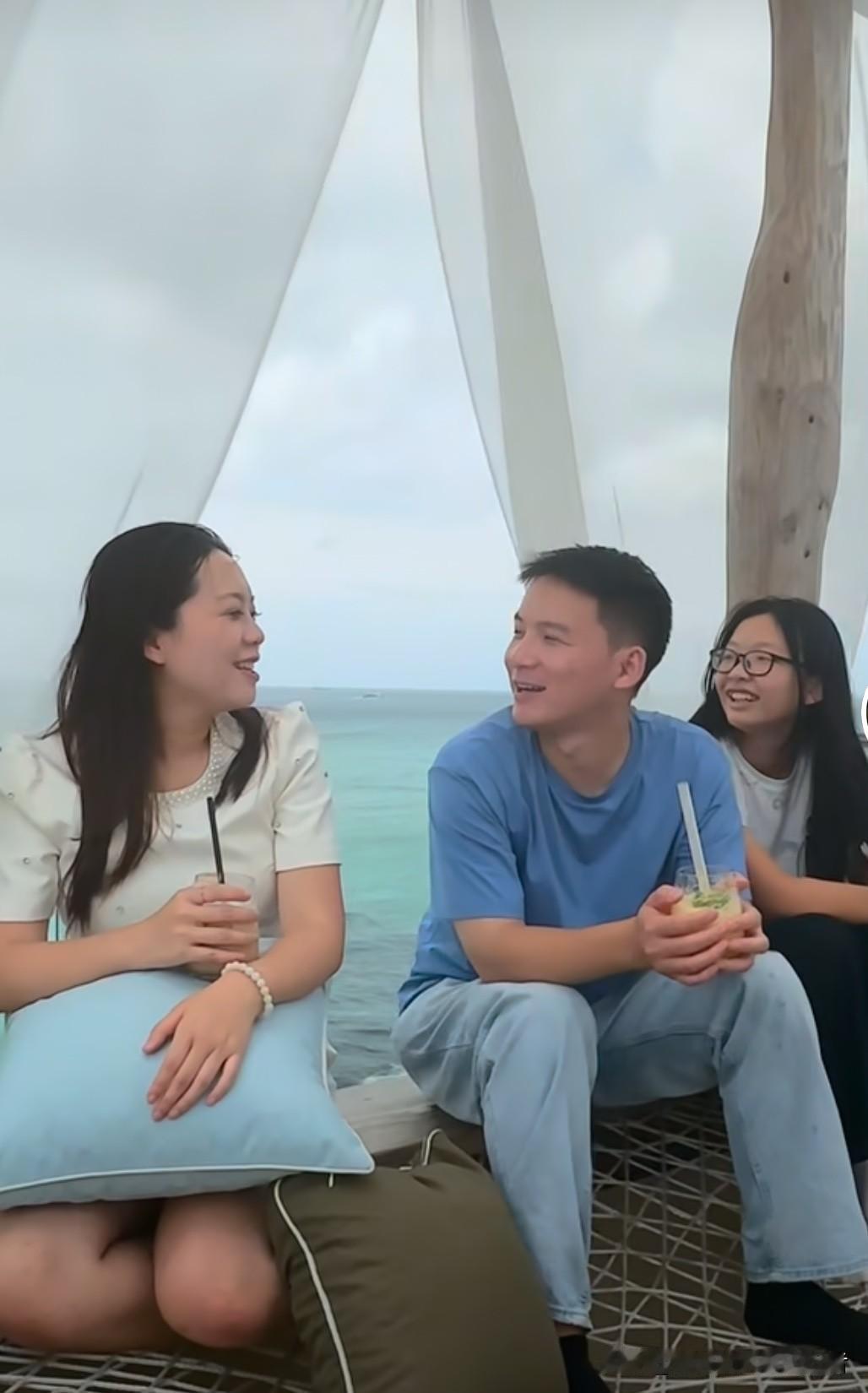 今天中午，谢浩男和他的大妹也更新了视频。从视频当中能够看出，兄妹四人在海边玩得特