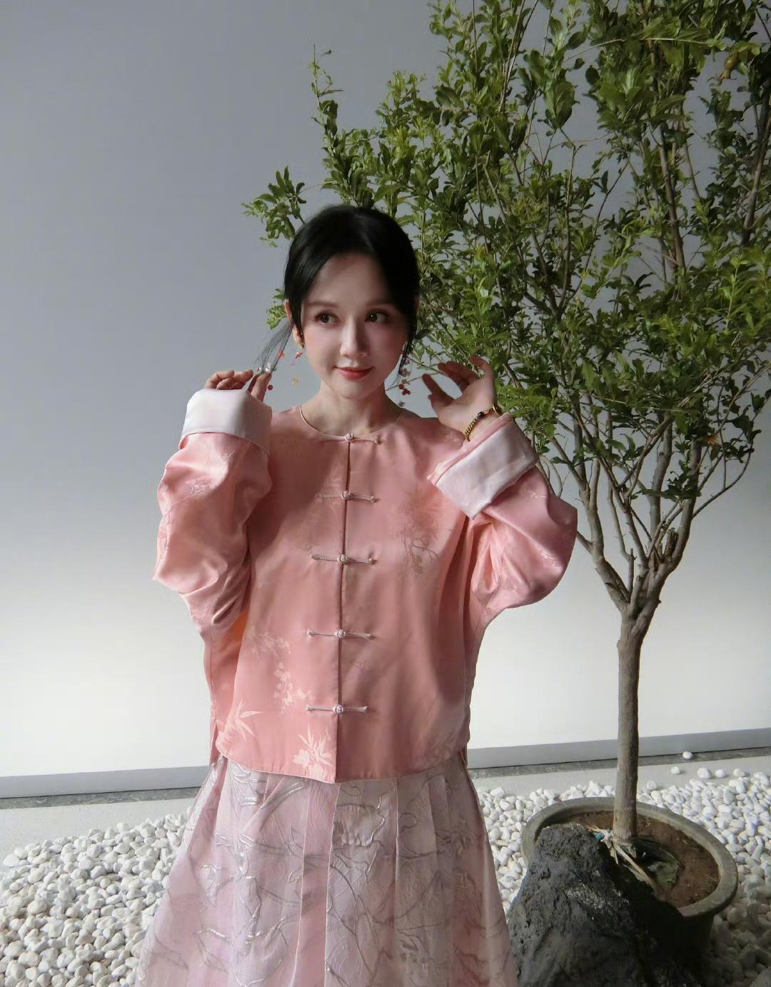中式穿搭的陈乔恩，美出了新高度，甜美迷人！不得不说，陈乔恩就是陈乔恩，不管穿
