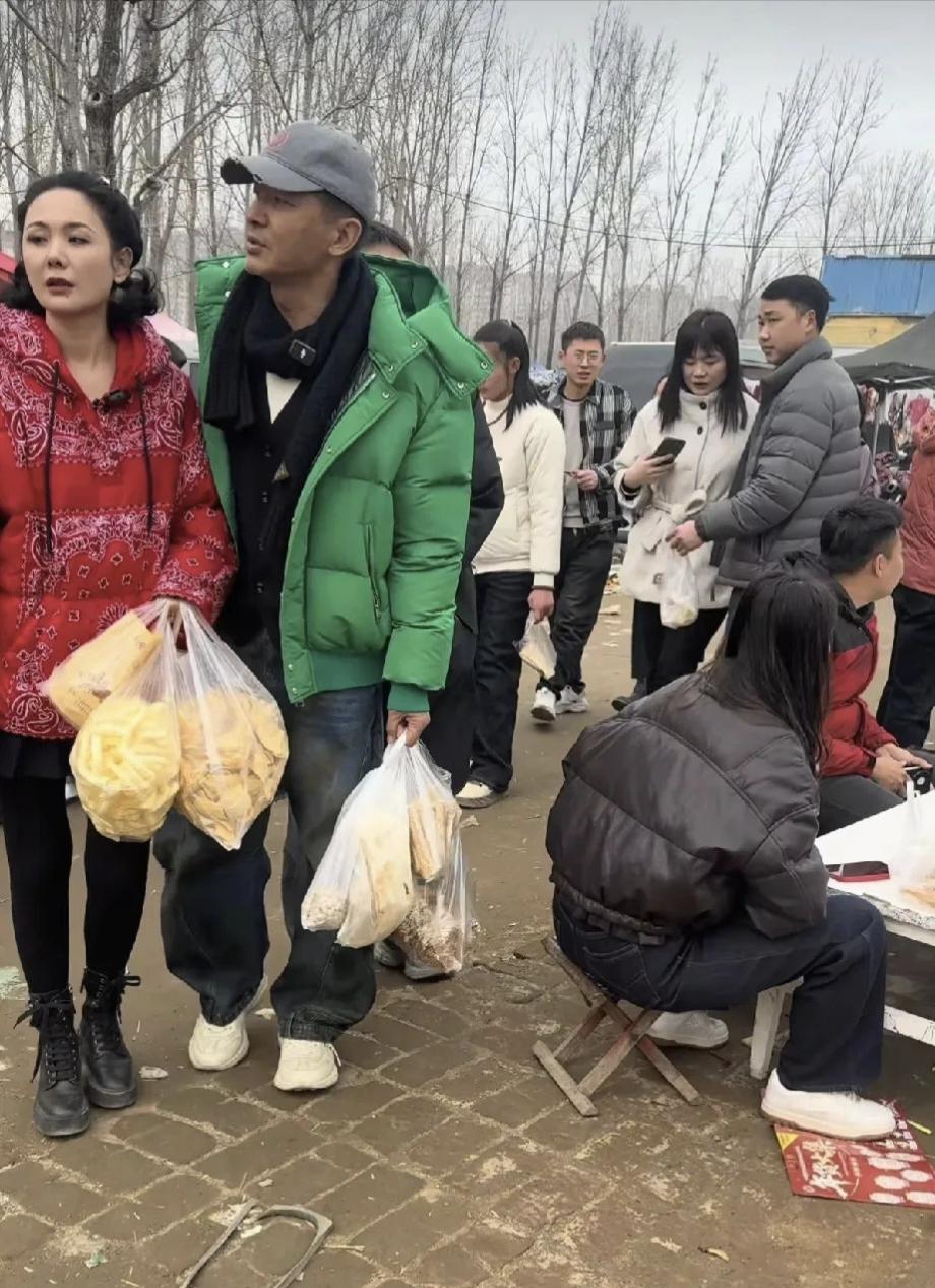 郭晓东带老婆程莉莎回山东老家过春节，夫妻俩一大早赶大集买年货，穿衣打扮朴素，脸上