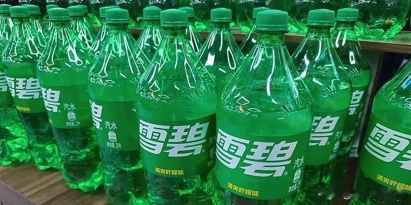 😉宝子们，“雪碧悄悄换配方”这事在网上炸锅啦！网友都说味道和以前不一样，记者一