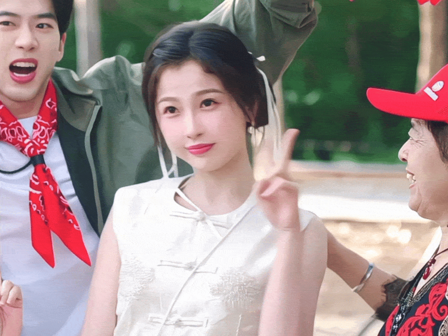 一看就知道这里最想拍的是虞书欣谁懂！姜暮灵机一动拉人拍照的样子，简直是虞书欣的