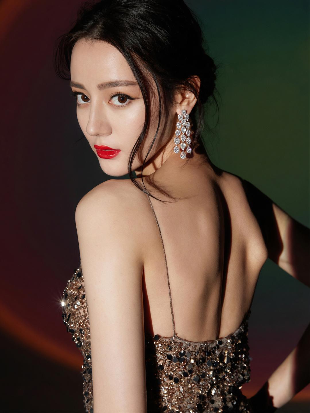 迪丽热巴露背造型，御姐气场真的是绝杀！细细的吊带，露出整片光洁的美背，没有多余花