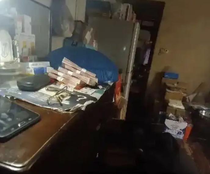 人为财死，鸟为食亡！这句话在上海的一位阿姨身上上演了！这位阿姨姓郑，她是家里的