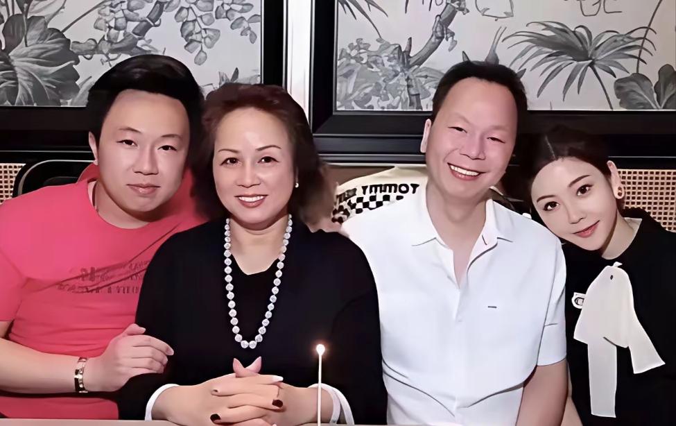 谭泽均作为一个富豪父亲，真的好包容哦，对儿媳蔡天凤是二婚的，从来不介意，还在法庭