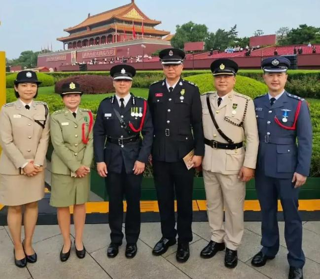 了不起观阅兵见特殊代表！香港警察去了天安门15个人制服穿得异常显眼在