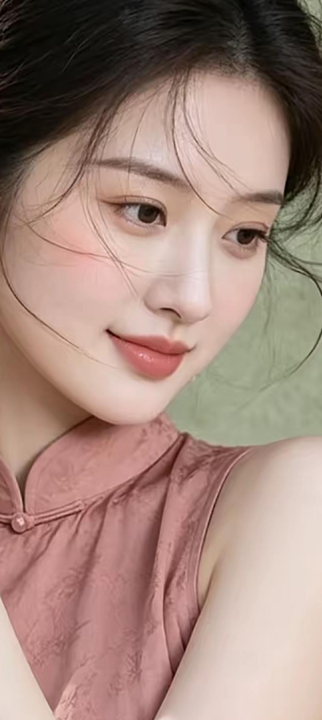 温柔甜美的少女，粉色旗袍尽显优雅气质。