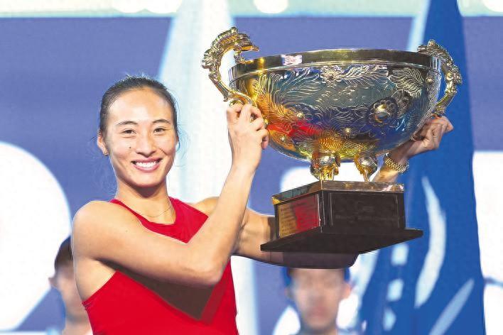 郑钦文中网夺冠。支付宝、千问等14份代言加身，3年商业收入追平李娜。这记外角发球