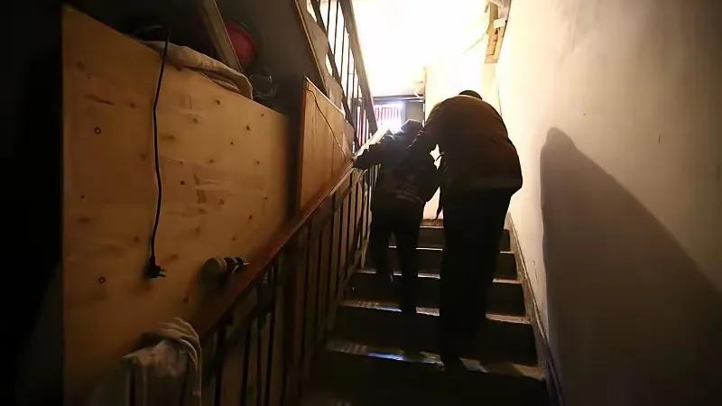 我当年的班主任老师和我住在同一个小区，上学的时候她经常揍我。班主任现在七十多岁了