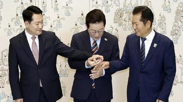 轻断食之王还得是李在明，只能被模仿却无法被超越。李在明当年是挺了24天，瘦了约2