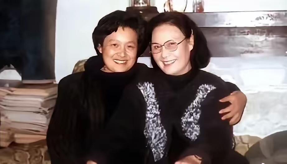 王铎：白杨与章含之。章含之在白杨面前，显然不是美女了。