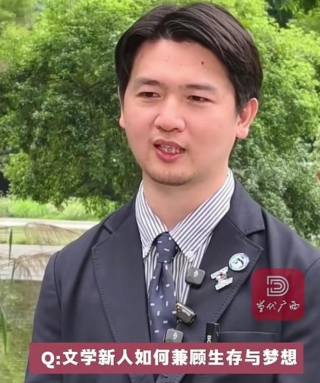 90后作家刘楚昕的同事在采访中说了一句大实话，他说刘楚昕工作中根本不是这样的