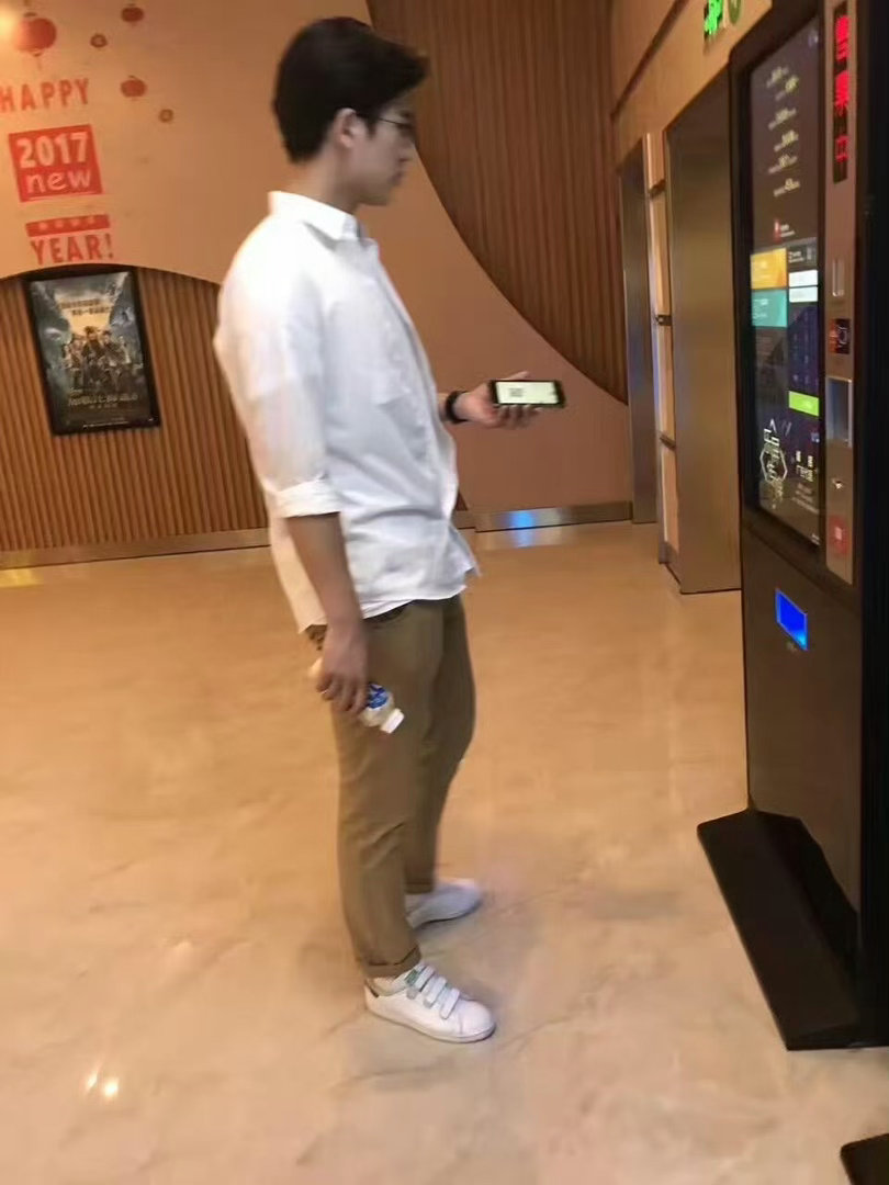 17年偶遇的张凌赫哈哈哈哈果然是人靠衣装，素人时期的张家玮也呆呆的理工男[do