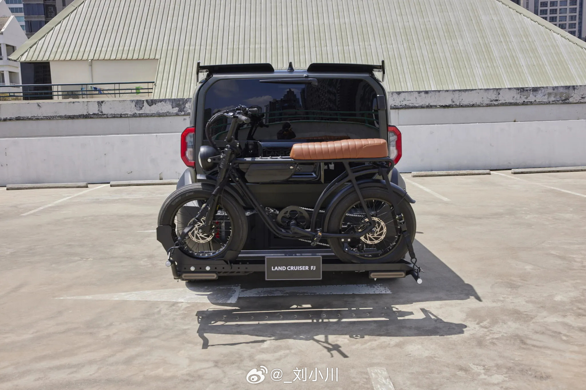 丰田LandCruiserFJ素版的丰田LandCruiserFJ看着