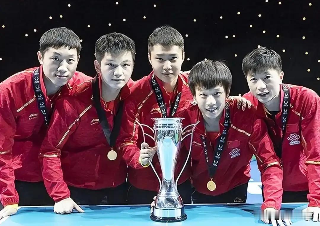 5位国乒运动员合影，其中四位太熟悉了，中间站C位的这位球员是谁呢？