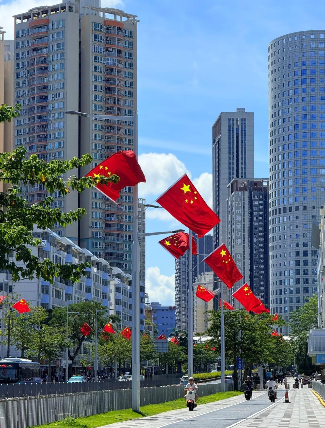 国庆前那几天，网上突然传开四句话，没人知道是谁写的，也没人去管它是不是官方说的，