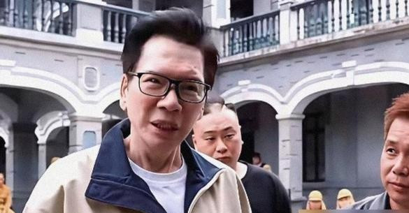 砸了上亿大制作都没能捧红的向佐，转头扎进竖屏短剧，居然闷声把大钱全给挣了。投了200万成本，短短三个
