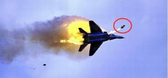 惊天警示！俄乌战场传来血的教训，我们最先进的歼20，绝不能再抱着火箭弹不放了，打