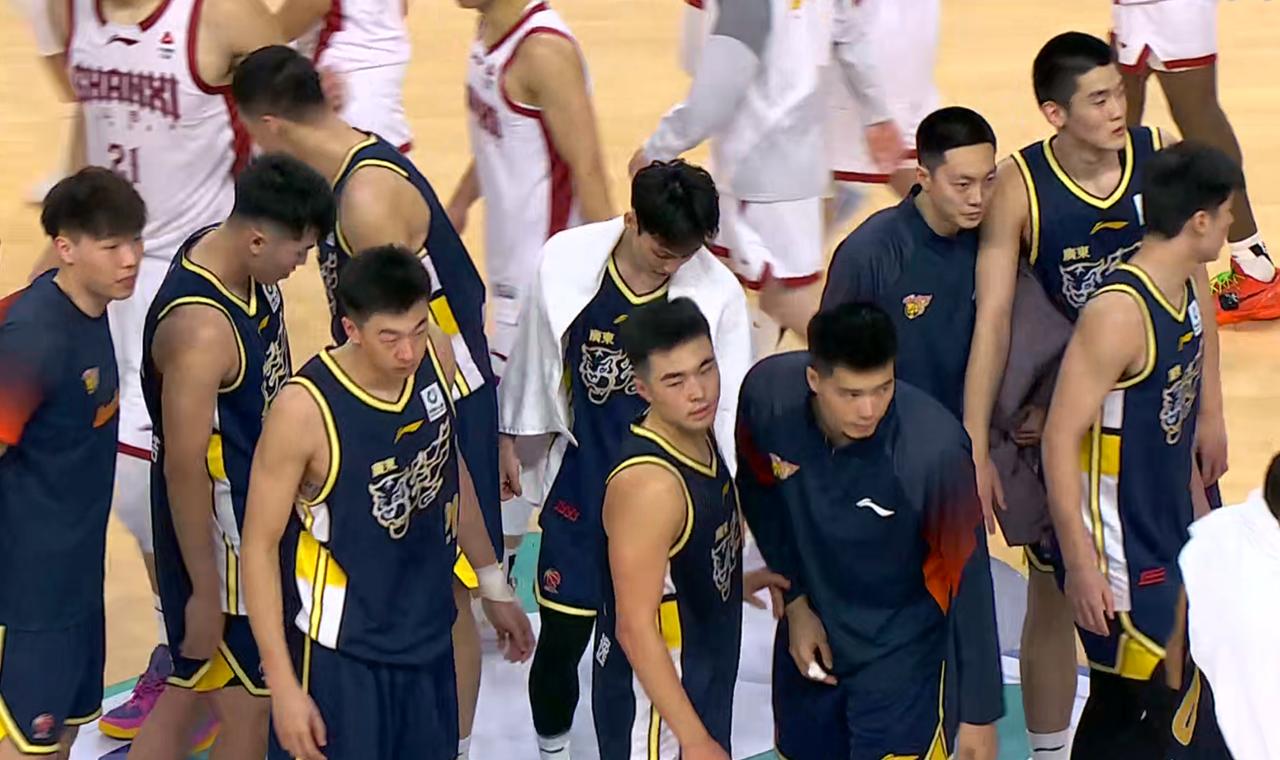 输山西13分！揪出广东队2大废柴，球迷：快点送走。CBA联赛杯，广东队迎来了首