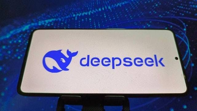 DeepSeek新一轮融资正式启动，计划募资74亿美元，投前估值已达740亿美元。从首轮融资3500