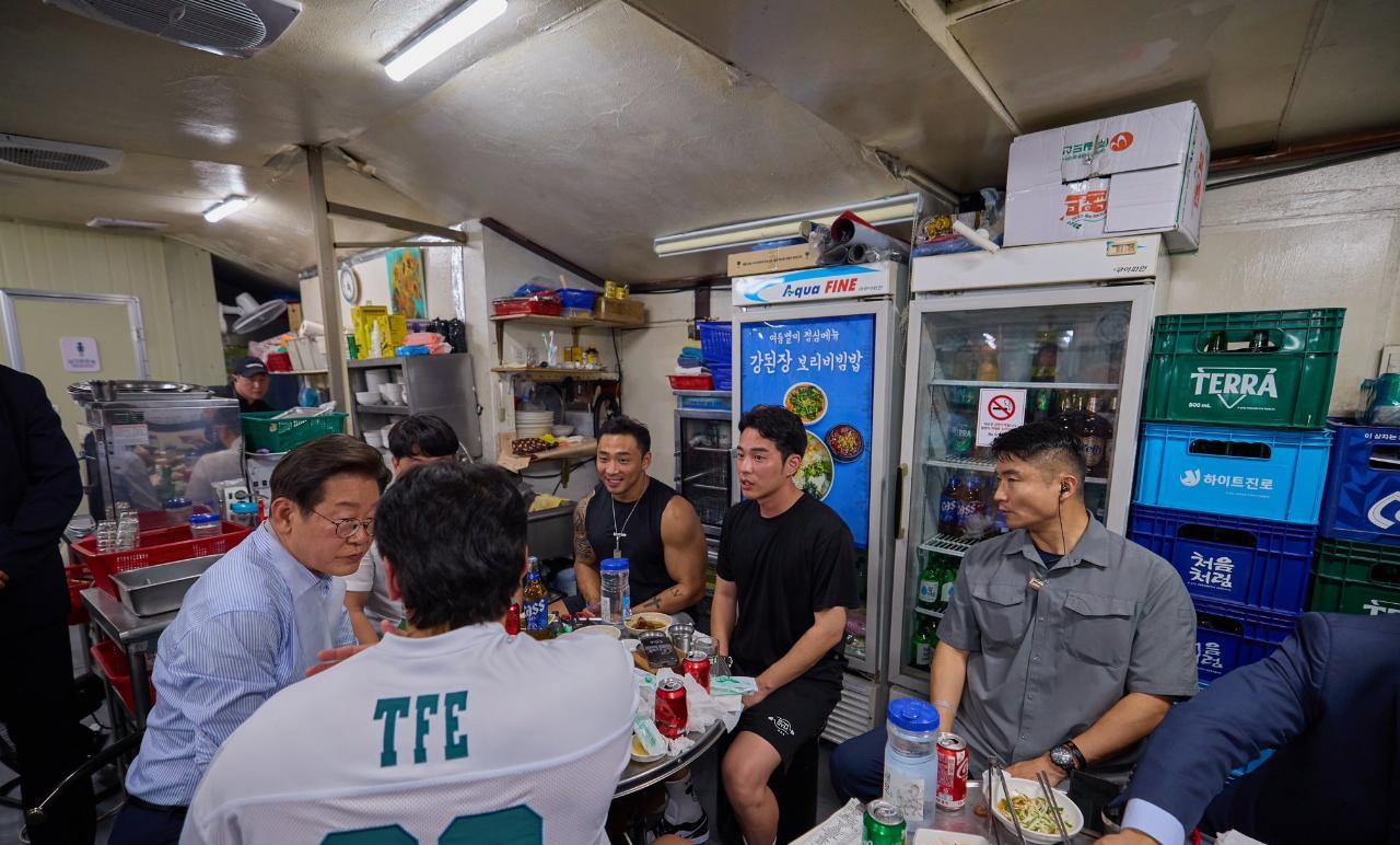 李在明下班后，和群众们见面，一起吃了晚饭。时间是7月11日晚上。李在明说：周