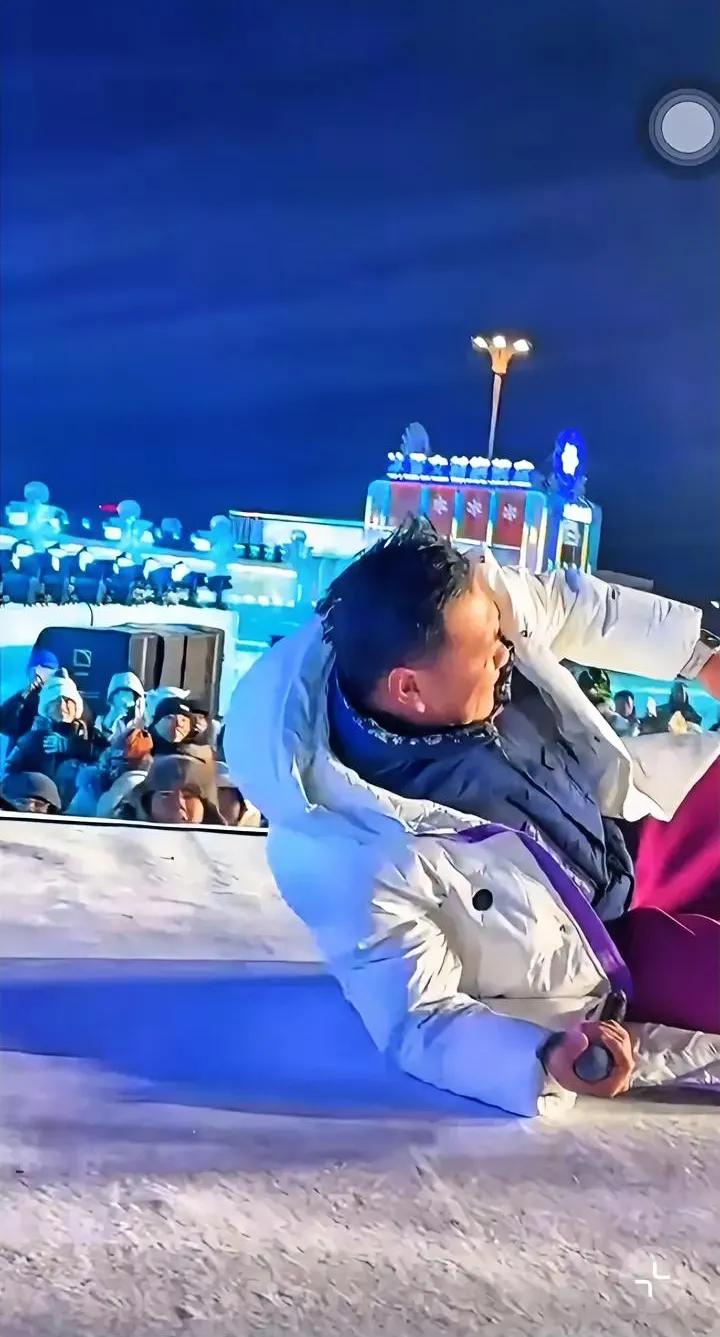 哈尔滨这波操作真够讽刺的！谁能想到，被戏称“罗圈腿、公鸭嗓”的左右哥，硬是把科班