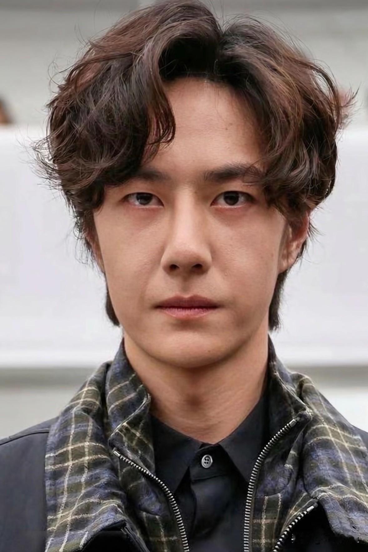 王一博巴黎生图，真实状态才最有魅力！明星也和普通人一样，状态本就有起伏变化，