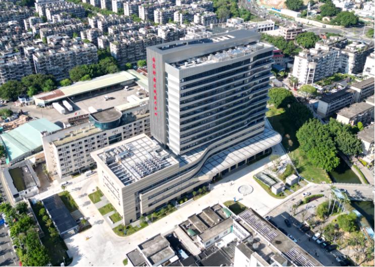 来自福建省肿瘤医院官网消息，5月27日，该院肿瘤防治综合大楼已正式投入使用。这是