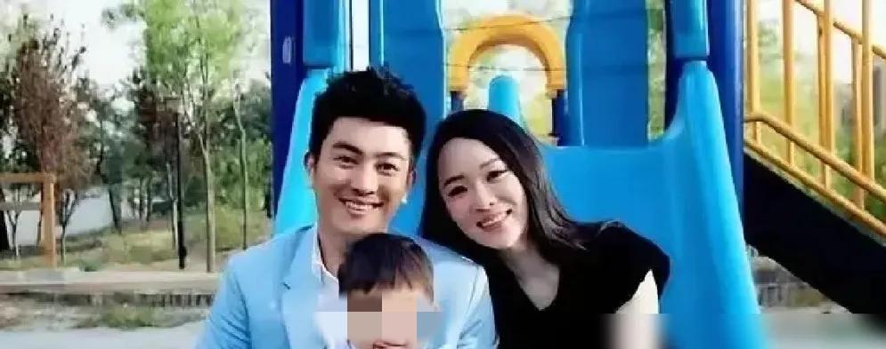 杜江在家看见嗯哼，心里发毛。13岁，身高1米7，摘了牙套，脸一长开，全家都傻眼