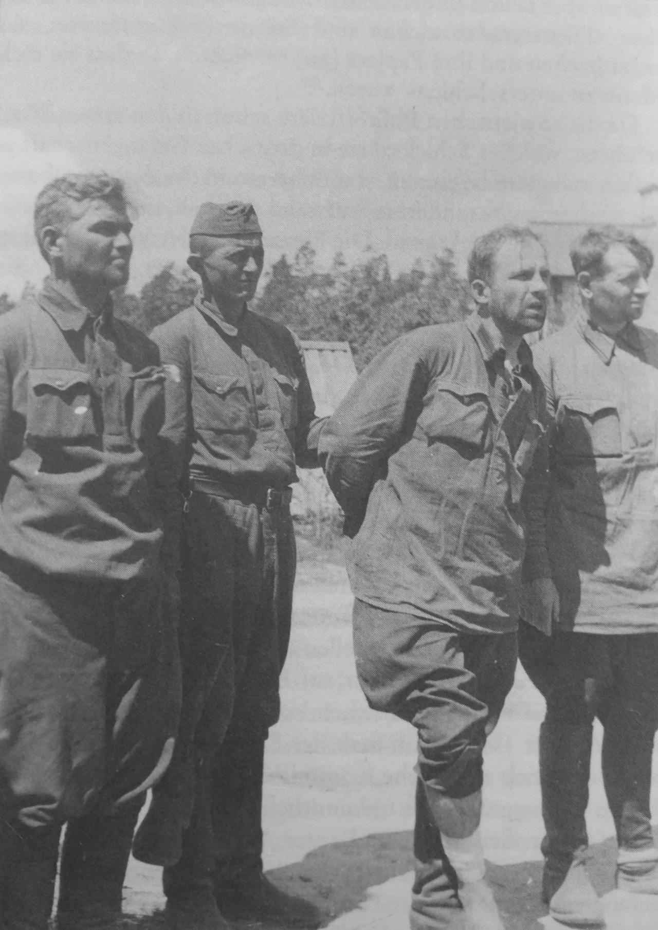 卫国战争时期，即将被处决的被俘苏军政委——照片中这些政工人员被德军第197步兵师