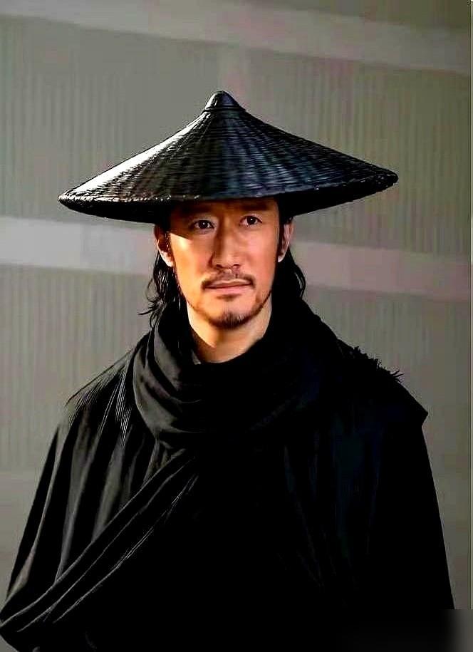 李连杰这张脸简直就是行走的离岸支票。当初片方掏出1.2个亿砸给他时，围观的人