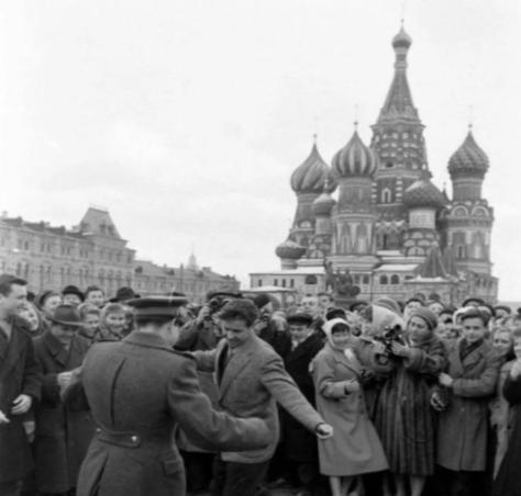 1962年，两名开国少将带领8万多人集体叛逃至苏联，毛主席得知后，非但没派军