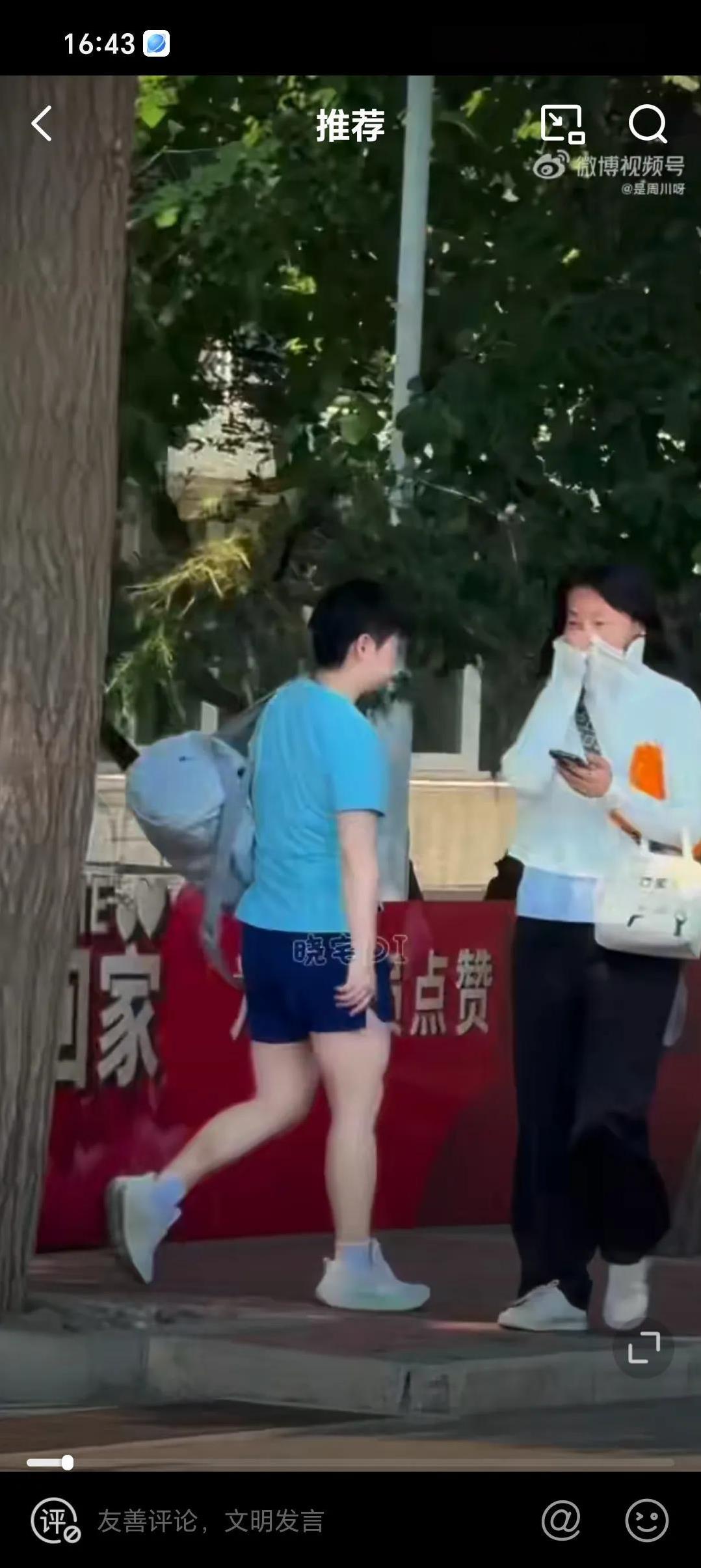 6月24日孙颖莎和王曼昱坐大巴车上训，王楚钦和王皓开车去上训。别说女孩子还是很循