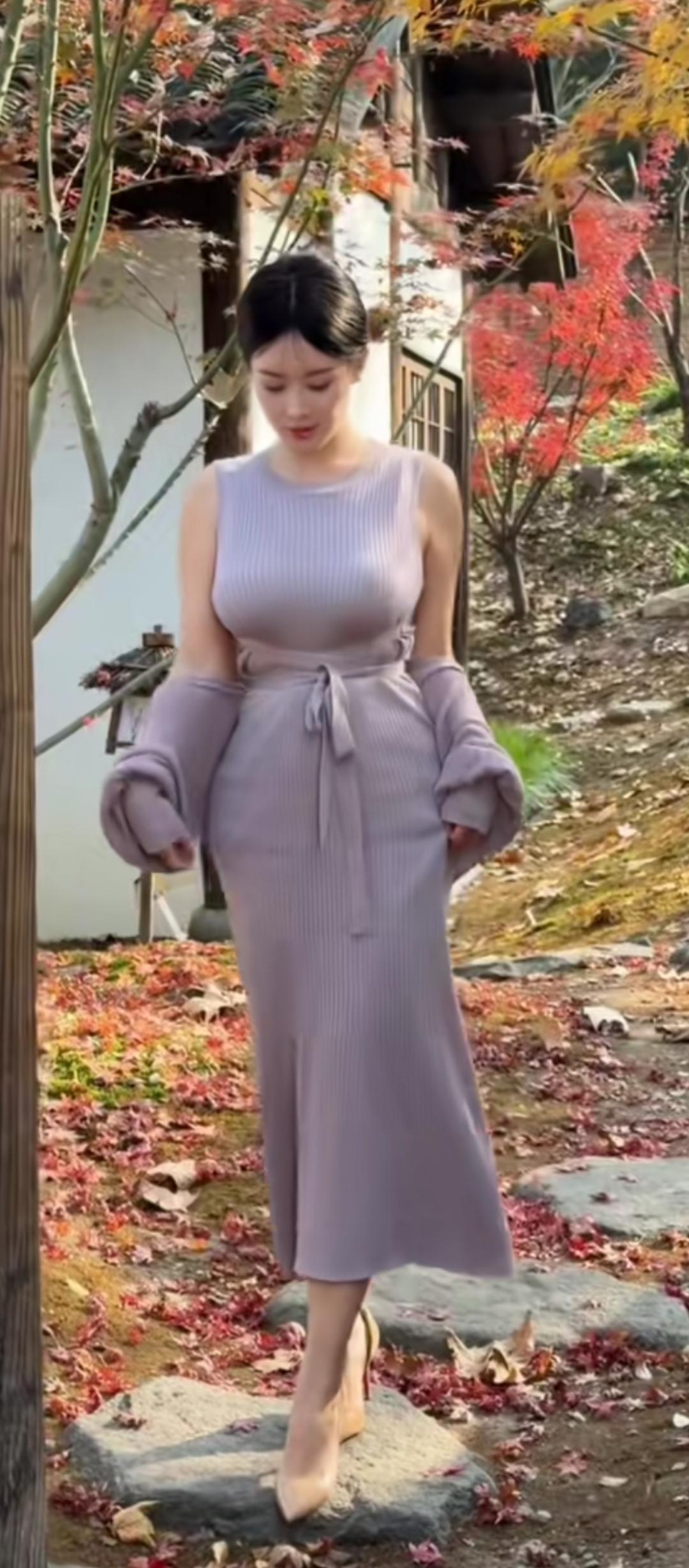 秋日漫步，浅紫裙摆，落叶飘零，优雅动人。
