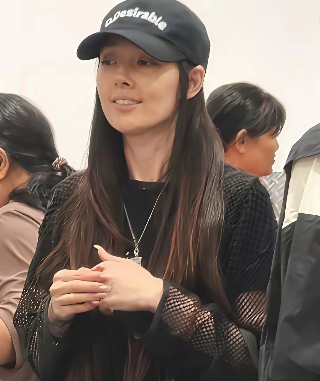 42岁郭碧婷和老公一起去超市采购，私底下不化妆，脸颊都瘦得凹陷了，这还是以前的女